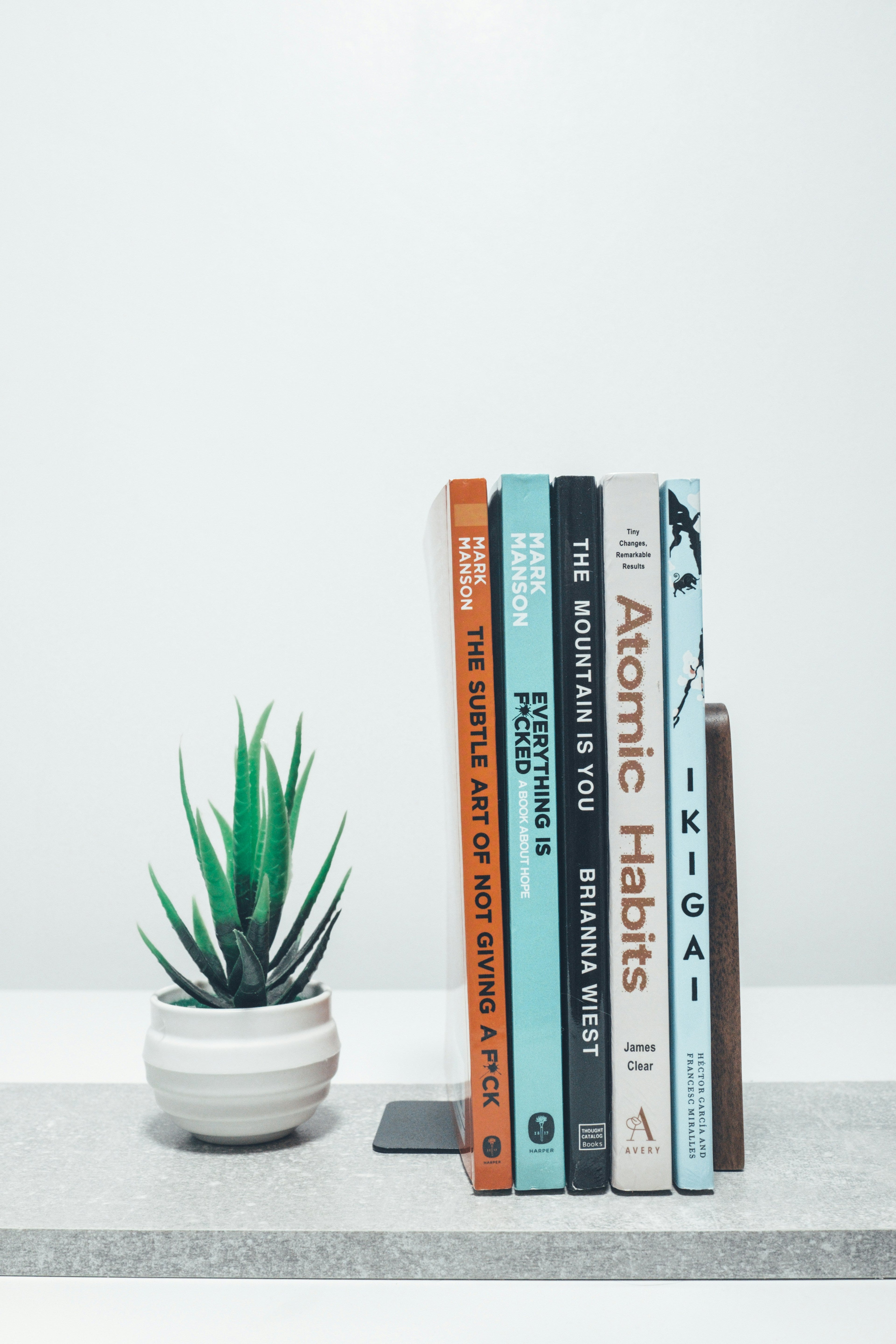 Bookend Buying Guide: Base Width, Height, Weight, and Shelf Compatibility